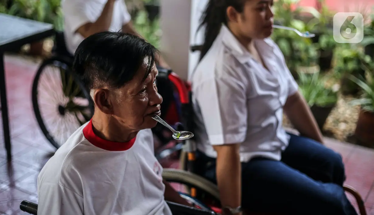 Mereka harus duduk di atas kursi roda saat mengikuti perlombaan. (Liputan6.com/Faizal Fanani)