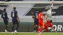 Penjaga gawang Prancis Hugo Lloris (kanan) melakukan penyelamatan di depan pemain Wales Gareth Bale pada pertandingan persahabatan di Stadion Allianz Riviera, Nice, Prancis, Rabu (2/6/2021). Prancis membantai Wales 3-0. (AP Photo/Daniel Cole)