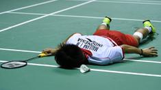 Pebulutangkis Indonesia, Ihsan Maulana Mustofa, terjatuh  saat melawan pebulutangkis Denmark, Hans-Kristian Vittinghus, pada final Piala Thomas di Kunshan, China, Minggu (22/5/2016). Indonesia kalah 2-3 oleh Denmark. (AFP/Johannes Eisele)