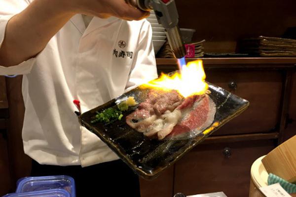 Sushi yang ingin lebih hangat dengan daging yang matang akan dibakar dulu/ copyright by rocketnews24.com