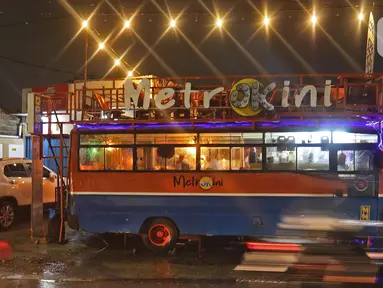 Penampakan kafe yang menggunakan angkutan metromini di Bekasi, Jawa Barat, Kamis (15/4/2021). Kafe ini berinovasi di tengah pandemi COVID-19 dengan menggunakan armada metromini yang sudah tidak terpakai sebagai tempat makan pengunjung. (Liputan6.com/Herman Zakharia)