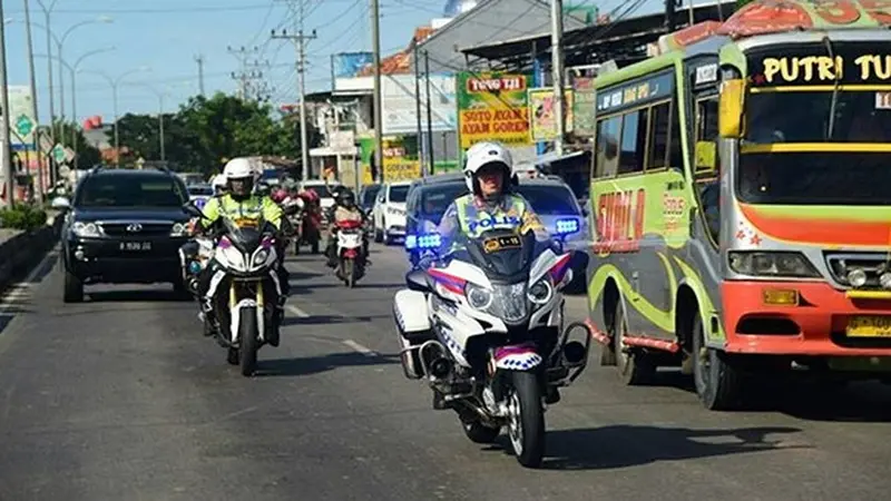 Korps Lalu Lintas (Kakorlantas) Polri Irjen Royke Lumowa terjun langsung meninjau jalur liburan Natal dan Tahun Baru 2018 dengan mengendarai motor gede dari BMW.