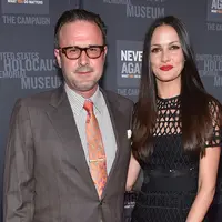 Kelahiran anak ke-2 tengah ditunggu pasangan David Arquette dan Christina Mclarty. Kabar itu terbukti dengan unggahannya saat anak pertama mereka sedang memegang foto USG calon bayi tersebut. (AFP/Bintang.com)