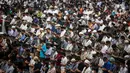 Umat muslim melaksanakan ibadah Sholat Jumat di Masjid Istiqlal, Jakarta, Jumat (8/4/2022). Masjid Istiqlal kembali menggelar Sholat Jumat berjemaah pada minggu pertama Ramadhan dengan meniadakan aturan jaga jarak saat sholat, namun jemaah wajib menggunakan masker. (Liputan6.com/Faizal Fanani)