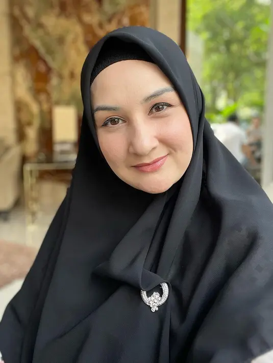 Dalam foto lainnya, Mona Ratuliu membagikan potret dirinya mengenakan kerudung warna hitam. Artis yang biasanya tampil tanpa hijab itu pun langsung mencuri perhatian ketika terlihat memakai hijab besar. Banyak pula rekan-rekan artis yang memuji penampilannya tersebut. (Liputan6.com/IG/@monaratuliu)