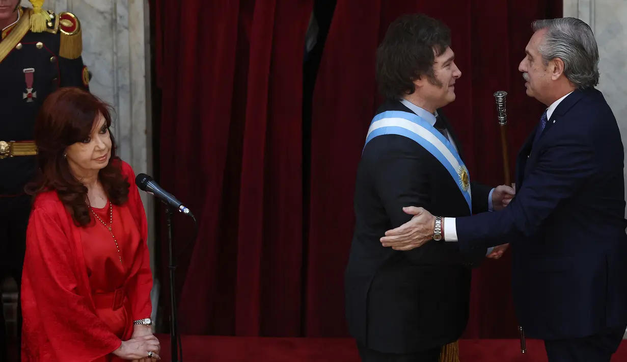Ekonom libertarian Javier Milei dilantik pada hari Minggu (10/12) sebagai presiden Argentina yang baru menggantikan Alberto Fernandez. (ALEJANDRO PAGNI/AFP)