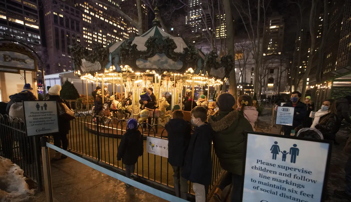 Orang-orang mengantre untuk naik komidi putar luar ruangan di New York, Amerika Serikat (AS) (22/12/2020). Total kasus COVID-19 di AS menembus 18 juta pada Senin (21/12), menurut lembaga Center for Systems Science and Engineering (CSSE) di Universitas Johns Hopkins. (Xinhua/Wang Ying)