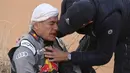 Ayah dari pebalap F1, Carlos Sainz Jr itu sempat dilarikan ke rumah sakit terdekat menggunakan helikopter. Ia mengeluhkan tubuh bagian kanannya sakit. (AFP/Franck Fife)