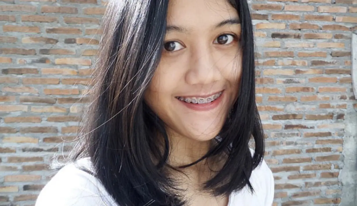 Erina juga nampak pernah mengenakan behel, ia pun memotret dirinya dengan wajah tanpa makeup. @erinagudono