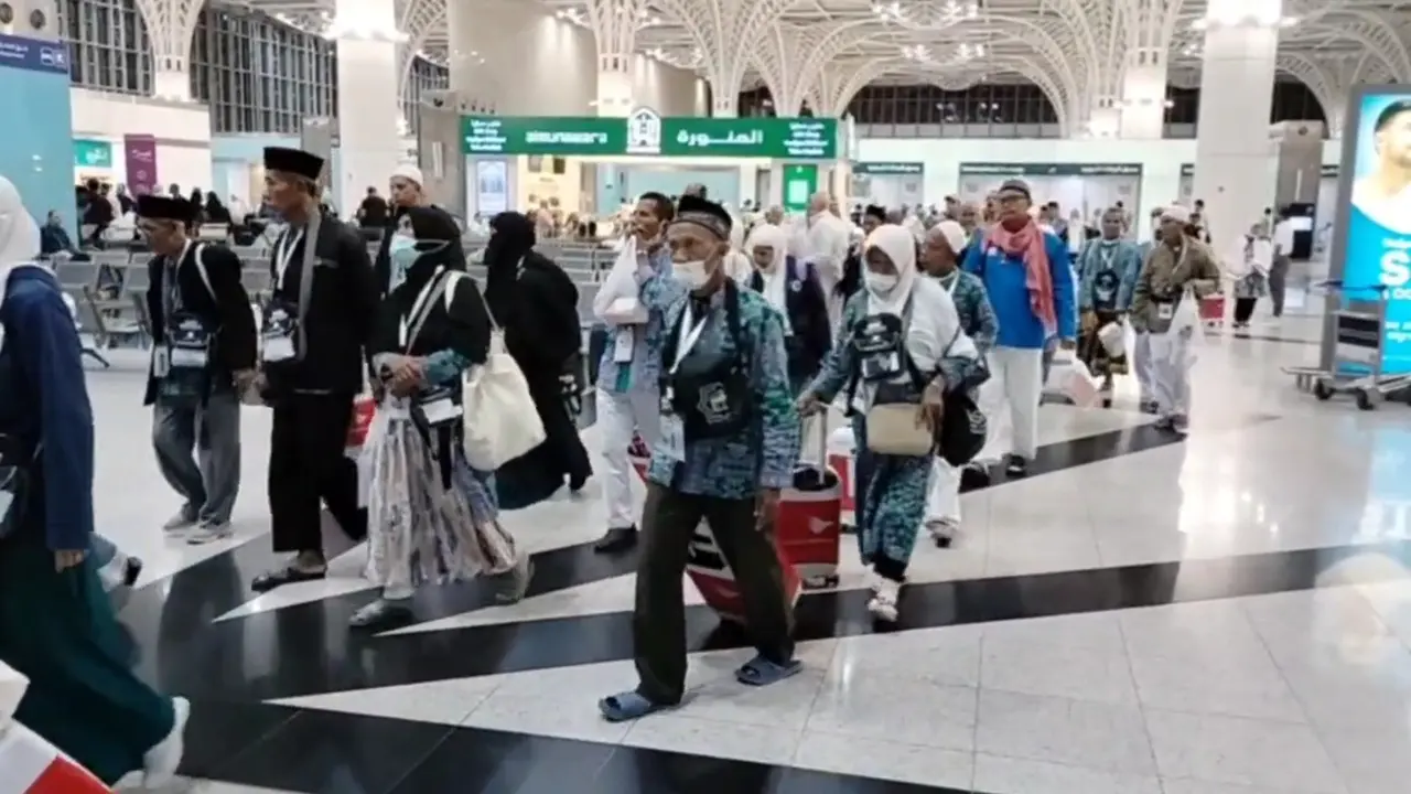 Kedatangan jemaah haji kuota tambahan yang tergabung dalam Kloter SOC-99 di Bandara Madinah.