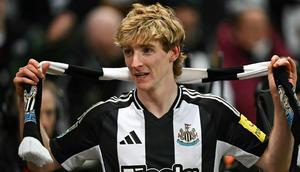 Pemain Newcastle, Anthony Gordon merayakan golnya ke gawang Arsenal dalam laga leg kedua Carabao Cup 2024/2025 di St James Park, Newcastle, Inggris, Kamis (06/02/2025). (AFP/Paul Ellis)