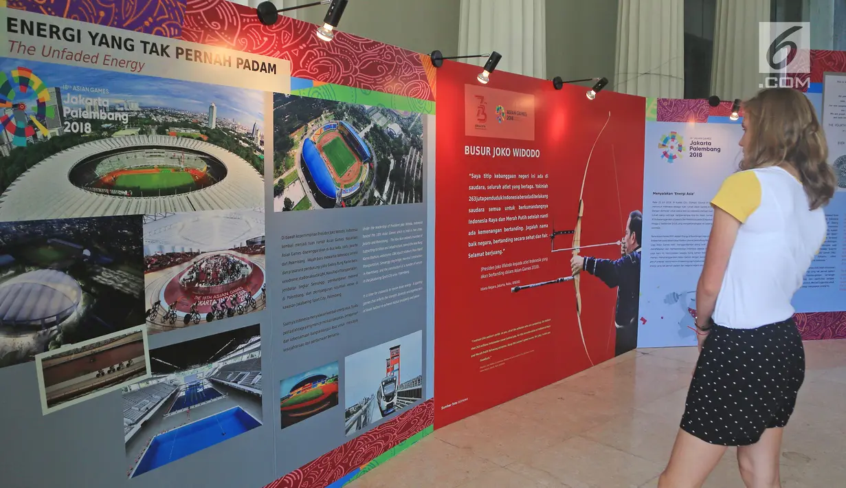 Turis asing melihat koleksi sejarah Asian Games 1962 dalam pameran di Museum Nasional, Jakarta, Minggu (19/8). Pada 1962, Indonesia untuk pertama kalinya diberi kepercayaan mengadakan event olahraga terbesar se-Asia ini. (Liputan6.com/Herman Zakharia)