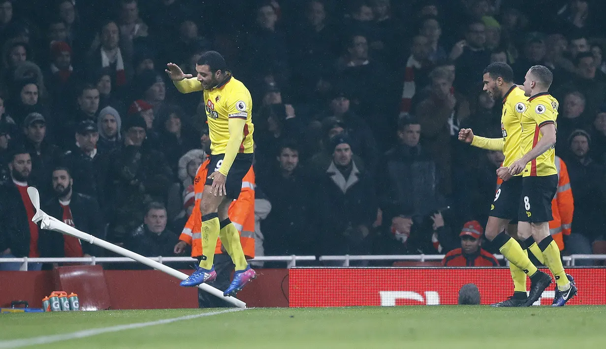 Pemain Watford, Troy Deeney (kiri) melakukan selebrasi usai membobol gawang Arsenal, torehan gol ini membuat Watford menang 2-0 atas Arsenal pada lanjutan Premier League di Emirates stadium, London, (31/1/2017). (AP/Frank Augstein)