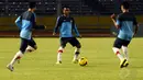 Penyerang timnas Indonesia U19, Ilham Udin Armayn (tengah) terlihat berlatih operan bola-bola pendek bersama dua rekannya saat berlatih di Stadion GBK Jakarta, (3/5/2014). (Liputan6.com/Helmi Fithriansyah)