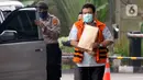 Mantan anggota DPRD Kota Bandung, Tomtom Dabbul Qomar tiba untuk menjalani sidang dakwaan secara online di gedung KPK, Jakarta, Senin (15/6/2020). Tomtom Dabbul Qomar menjalani sidang perdana kasus pengadaan ruang terbuka hijau (RTH) Kota Bandung Tahun 2012 dan 2013. (merdeka.com/Dwi Narwoko)