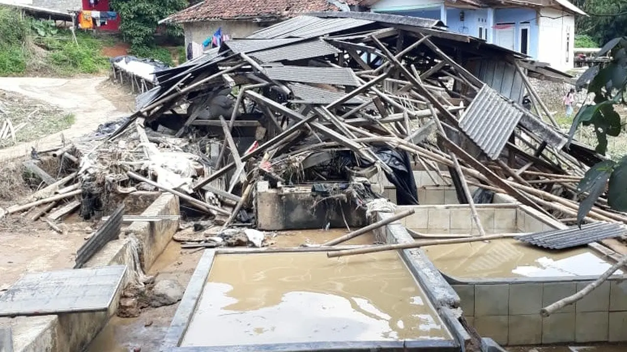 Jembatan Antarkecamatan di Puncak Bogor Ambruk Diterjang Banjir