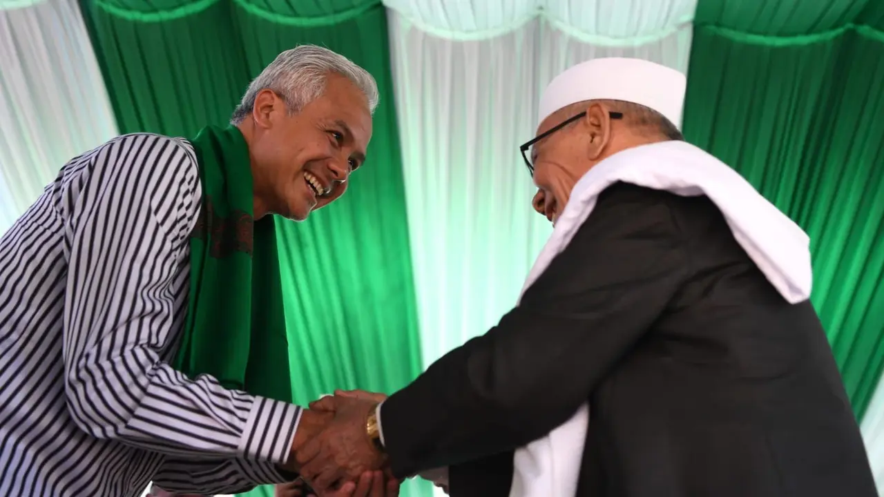 Bakal calon presiden atau bakal capres 2024 Ganjar Pranowo mengunjungi DPW artai Persatuan Pembangunan (PPP), Nusa Tenggara Barat (NTB) di tengah kegiatan konsolidasi yang dilakukan pada Minggu (18/6/2023).
