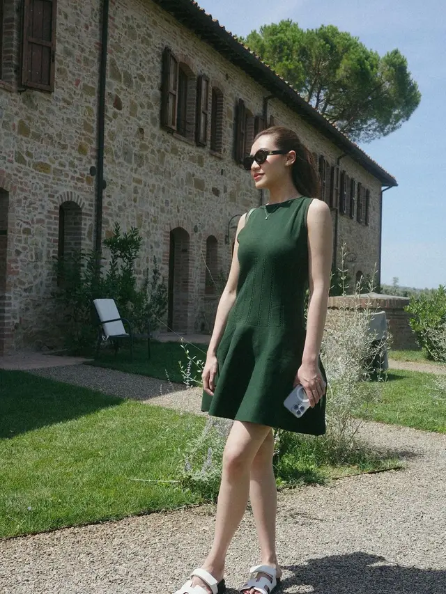 8 Adu Gaya Aaliyah Massaid dan Beby Tsabina yang Sama-sama Bulan Madu di Italia, Stylish dengan Chic Outfit