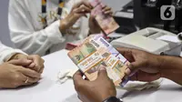 Bekerja sama dengan berbagai perbankan, Bank Indonesia membuka layanan penukaran uang rupiah pada momen Ramadan dan jelang perayaan Idul Fitri 1446 Hijriah. (Liputan6.com/Angga Yuniar)