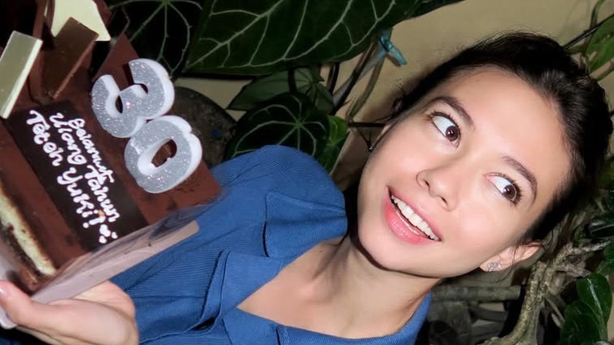 6 Potret Wajah Natural nan Glowing Yuki Kato di Ulang Tahun ke-30, Mendapat Kejutan saat Mudik