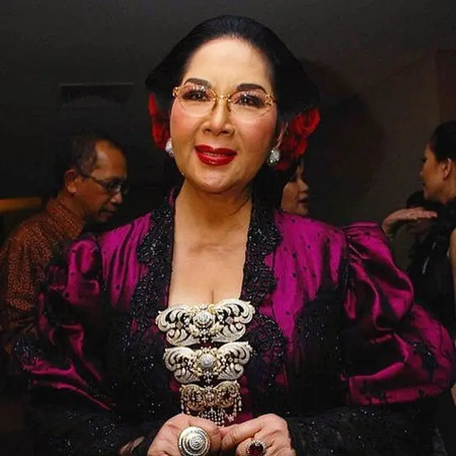 Gaya Makeup Ikonik Titiek Puspa Bikin Tampil Awet Muda Sepanjang Masa