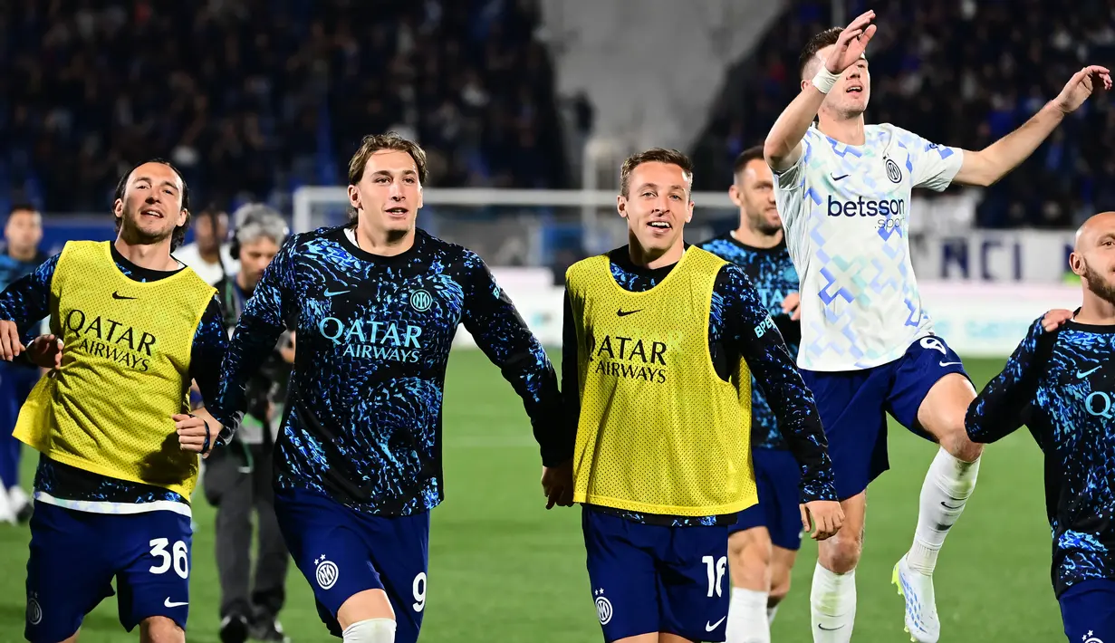Selebrasi para Pemain Inter Milan usai menang dramatis dari Como dalam lanjutan Serie A, Senin (13/4/2026) dini hari WIB.(AFP/Cruciatti Piero)
