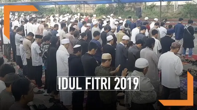 Jemaah Majelis Taqarub Ilalah di Garut tayakan Idul Fitri lebih cepat sehari dari keputusan sidang isbar pemerintah. Mereka berpatokan pada hilal global yang diterapkan di beberapa negara lain.