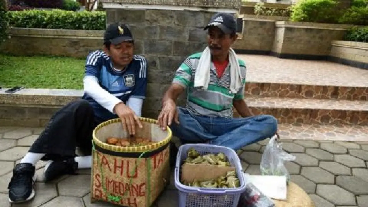 Tangisan Pedagang Tahu Saat Dijemput Staf Bupati dari Taman Kota