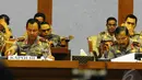 apolri Jenderal (Pol) Sutarman tak datang sendiri ke rapat tersebut. Ia terlihat dengan beberapa jajarannya menghadiri rapat bersama DPR, Jakarta, Senin (15/9/2014) (Liputan6.com/Andrian M Tunay)