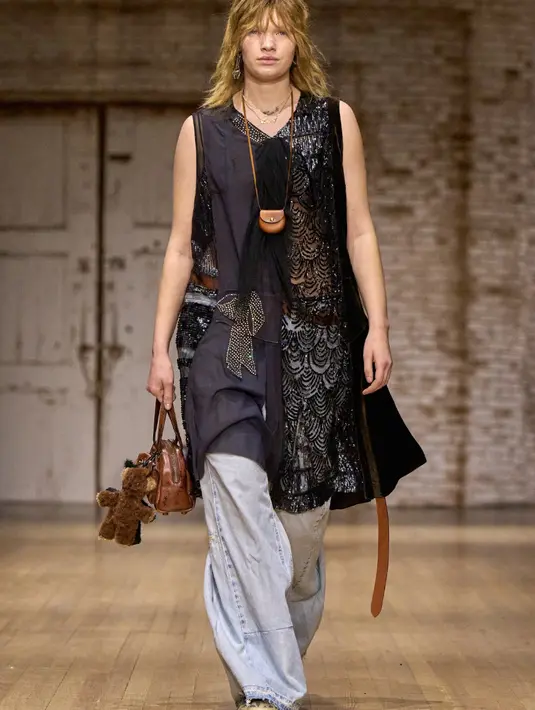 Sedangkan di koleksi ini juga kembali menghadirkan Times Square Tabby, yang dibuat dengan elemen tas satin yang diberi manik-manik yang bersinar. Untuk musim keduanya, Soho Sneaker menjadi pilihan di pagelaran kali ini dengan finish yang beragam, termasuk Loved Leather, silver suede dan leopard print. Dibuat dengan bahan kanvas sebagai simbol ekspresi diri, sepatu ini didesain agar setiap lekukan, warna, dan personalisasi dapat disesuaikan dengan kepribadian penggunanya, dilengkapi dengan charms yang beragam, seperti bentuk pom-poms, pita, dan bentuk binatang gemas, dibuat dengan tangan dan penuh karakter. 