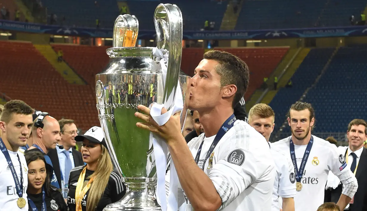 Cristiano Ronaldo. Striker Portugal yang kini memasuki musim pertama di periode ke-2 bersama Manchester United ini total meraih 5 trofi Liga Champions. Satu trofi diraihnya bersama Setan Merah (2007/2008) dan 4 trofi bersama Real Madrid (2013/2014 dan 2015/2016 hingga 2017/2018). (AFP/Gerard Julien)