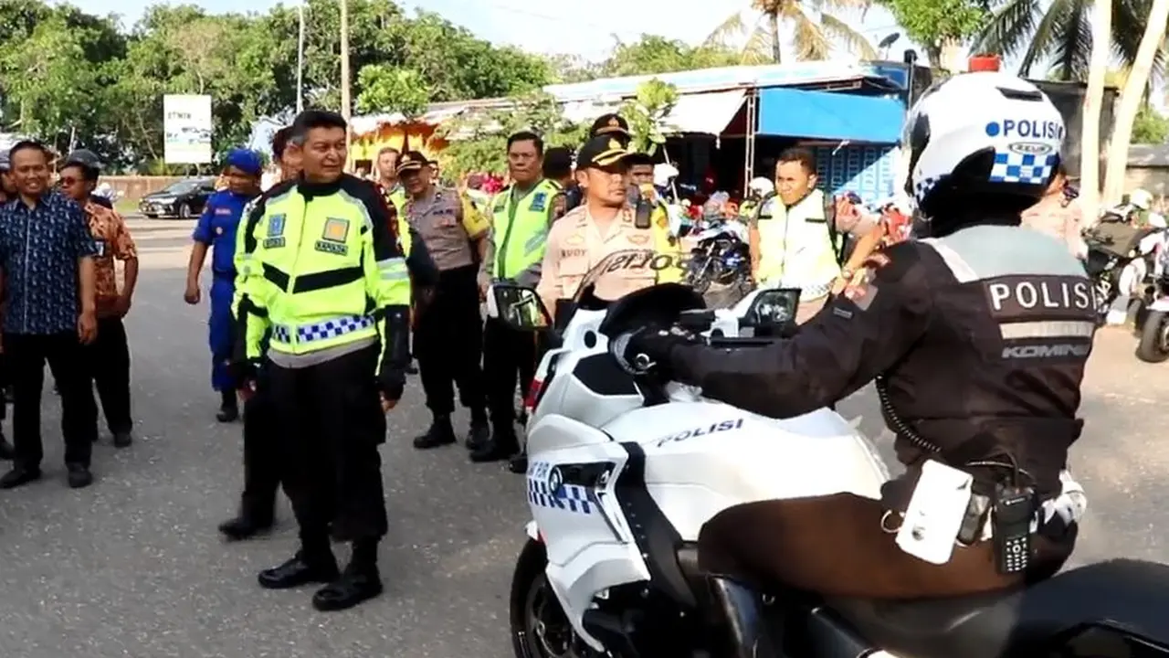 Kapolda Jateng, Irjen Pol Rycko Amelza Dahniel dan Panglima Kodam IV Diponegoro mengecek Pos PAM Ops Lilin Candi 2019 di Kebumen. (Foto: Liputan6.com/Polres Kebumen/Muhamad Ridlo)