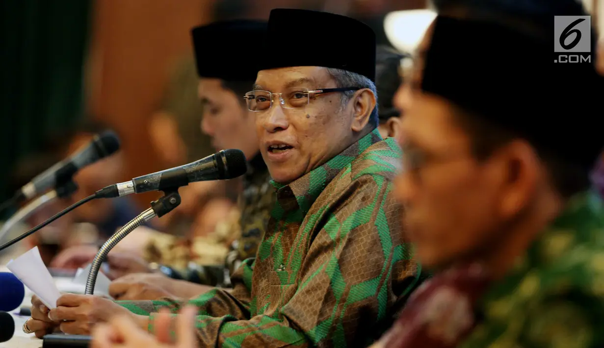 Ketua Umum PBNU KH Said Aqil Siroj memberi keterangan saat konferensi pers di Jakarta, Jumat (15/12). Keterangan pers tersebut terkait pernyataan sepihak Presiden Amerika Donald Trump mengenai Yerusalem menjadi Ibukota Israel. (Liputan6.com/JohanTallo)