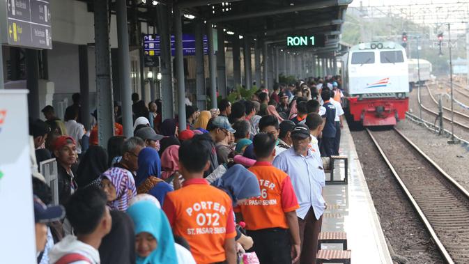 Suasana di Stasiun Senen, Jakarta, Selasa (5/6). Bagi masyarakat yang ingin mengikuti program mudik gratis ini, untuk keberangkatan tanggal 6 dan 7 Juni 2018 masih tersedia kuota untuk 179 orang peserta. (Liputan6.com/Angga Yuniar)