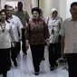 Menteri Kesehatan Nila Moeloek menjenguk pasien yang dicurigai terkena penyakit difteri di Rumah Sakit Penyakit Infeksi (RSPI) Prof Dr Sulianti Saroso, Jakarta, Senin (11/11). (Liputan6.com/Faizal Fanani)