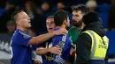 Diego Costa saat bentrok dengan kiper West Bromwich Albion Boaz Myhill usai pertandingan Liga Inggris di Stamford Bridge, London pada 13 Januari 2016. Belakangan tersiar kabar Costa mendapat tawaran dari klub Tianjin Quanjian. (AFP Photo/Ian Kington) 