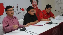 Dihadapan sejumlah wartawan di Jakarta, (17/8/2014), Sekjen PDI-P Tjahjo Kumolo (kiri), memberikan keterangan perihal pelaksanaan Rakernas yang akan berlangsung di Kota Semarang pada 19-21 September 2014 mendatang. (Liputan6.com/Helmi Fithriansyah)