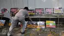 Seorang pendemo memajang aneka tulisan berupa kecaman kepada pemerintah Myanmar terkait pembantaian etnik Rohingya, Jakarta, Jumat (29/5/2015). (Liputan6.com/Johan Tallo) 