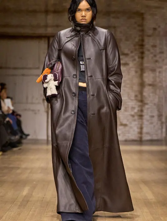 Ada banyak tenun argyle dan Lurex yang menyala, dan juga elemen jahitan pada blazer dan vests dengan proporsi cropped dan skewed yang membentuk lekuk tubuh. Terinspirasi dari gaun santai pada tahun 1920-an, koleksi ini juga menampilkan gaun dengan gaya shift, tank, dan pleated, beserta dengan pilihan dress lainnya yang terbuat dari bahan negligée yang ringan dan gaun vintage yang diberi manik-manik.  [Coach]