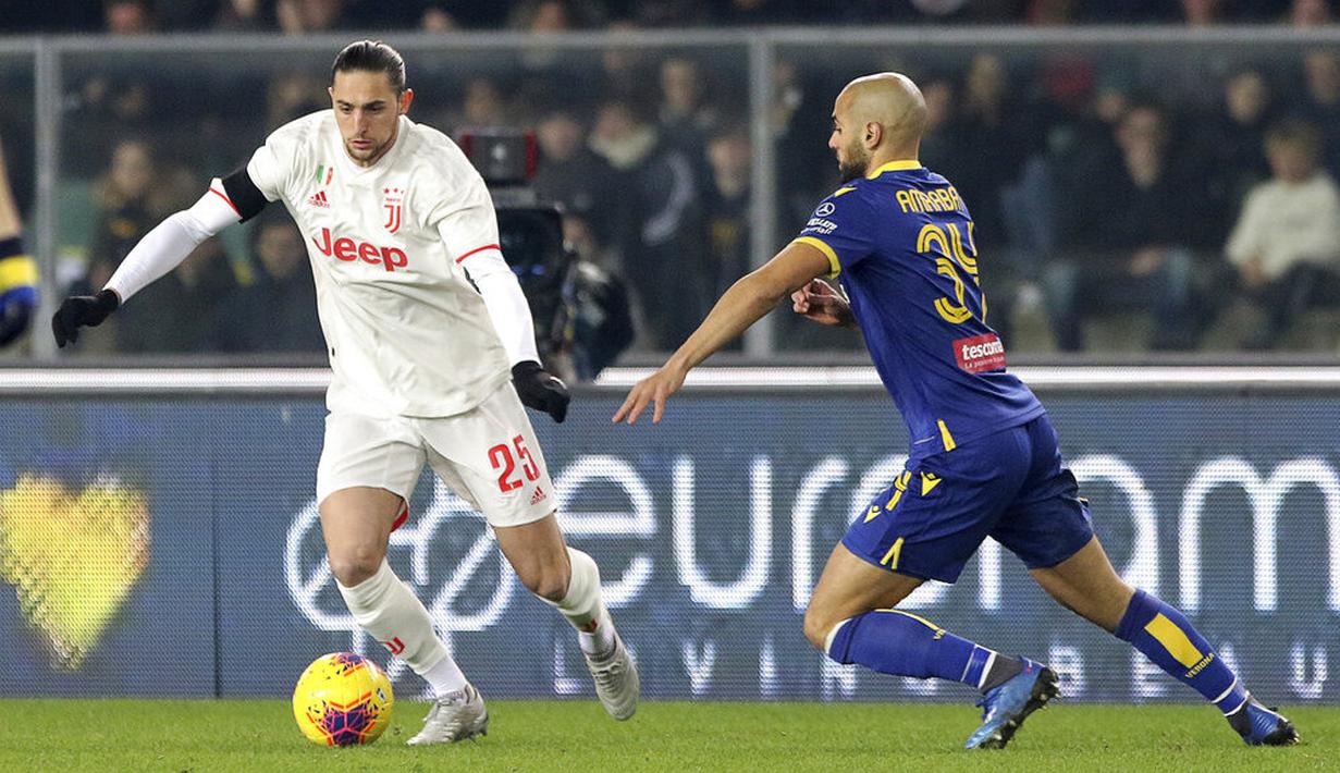 Gelandang Juventus, Adrien Rabiot, berusaha melewati pemain Hellas Verona pada laga Serie A di Stadion Marc'Antonio Bentegodi, Sabtu (8/2/2020). Juventus kalah 1-2 dari Hellas Verona. (AP/Paola Garbuio)