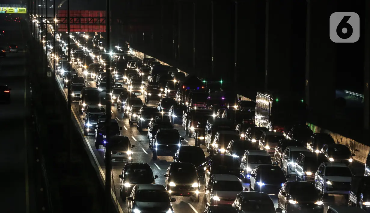 <p>Antrean kendaraan pemudik di Jalan Tol arah Bekasi, Tambun, Kerawang, Jawa Barat, Jumat (28/4/2022) Malam. Pada H-2 diprediksi sebagai puncak arus mudik Lebaran 2022, arus lalu lintas menuju  ke Jawa terpantau padat. (Liputan6.com/Johan Tallo)</p>