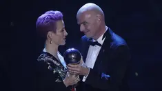 Penyerang Amerika Serikat, Megan Rapinoe menerima penghargaan pemain Wanita FIFA Terbaik 2019 dari presiden FIFA Gianni Infantino di teater La Scala Milan, Italia utara (23/9/2019). Rapinoe mengalahkan rekan setimnya di Timnas AS, Alex Morgan, serta pemain Inggris Lucy Bronze. (AP Photo/Antonio Cala