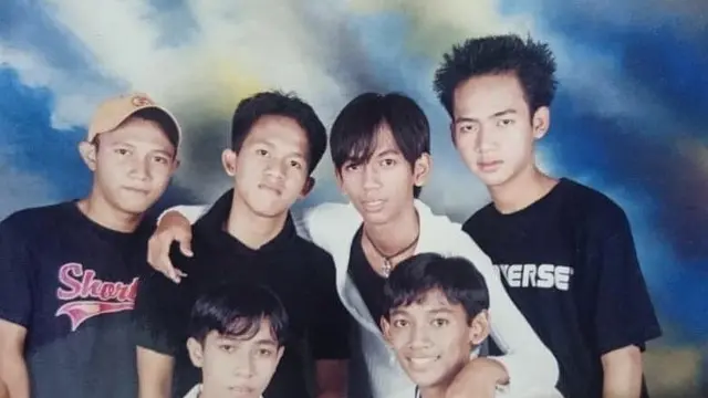 6 Potret Lawas Rian D’Masiv dengan Rambut Gondrong, Curi Perhatian
