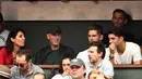 Zinedine Zidane ditemani istri, Veronique, dan anaknya, Luca  serta Enzo menyaksikan final Prancis Terbuka 2018 di Roland Garros, Minggu (10/6). Partai puncak itu mempertemukan antara Rafael Nadal dan Dominic Thiem. (AFP/CHRISTOPHE SIMON)
