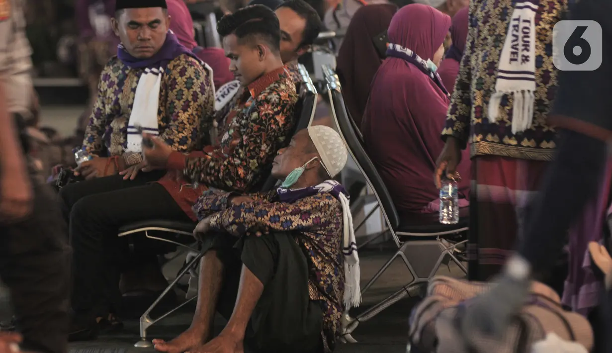 Calon Jemaah umrah menunggu kepastian di Terminal 3 Bandara Soekarno Hatta, Tangerang, Kamis (27/2/2020). Calon jemaah umrah telantar di Terminal 3 Soetta setelah pemerintah Arab Saudi menangguhkan seluruh kunjungan ke negara itu untuk mencegah penularaan virus corona. (merdeka.com/Iqbal Nugroho)