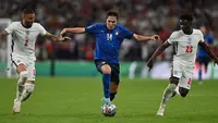 Pemain Italia Federico Chiesa (tengah) menggiring bola melewati pemain Inggris Kyle Walker (kiri) dan Bukayo Saka (kanan) pada pertandingan final Euro 2020 di Stadion Wembley, London, Inggris, 11 Juli 2021. Pergerakannya begitu eksplosif di posisi sayap dan tak kenal lelah. (Paul ELLIS/POOL/AFP)