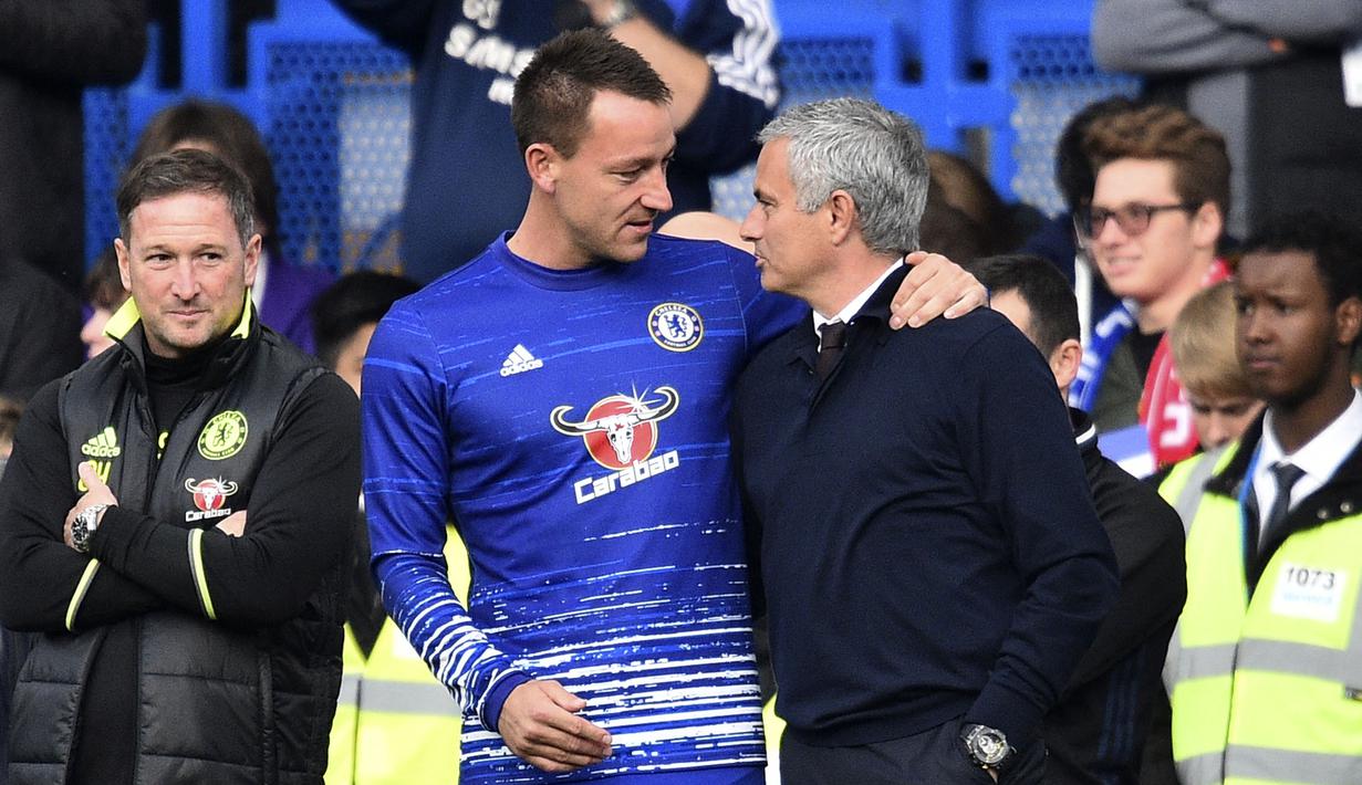Gairah dan kekaguman John Terry untuk Mourinho tidak mengenal batas, bahkan hingga hari ini. Memainkan 266 pertandingan di bawah asuhannya, Terry merupakan kunci dalam memimpin The Blues memenangkan banyak trofi. Ia juga dinobatkan sebagai Pemain Terbaik Chelsea pada musim 2005/06. (AFP/Glyn Kirk)