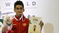 Atlet Wushu Indonesia, Haris Horatius saat menerima medali perunggu pada Kejuaraan Dunia Wushu 2015 di Istora Senayan, Jakarta, Senin(16/11/2015). (Bola.com/Nicklas Hanoatubun)