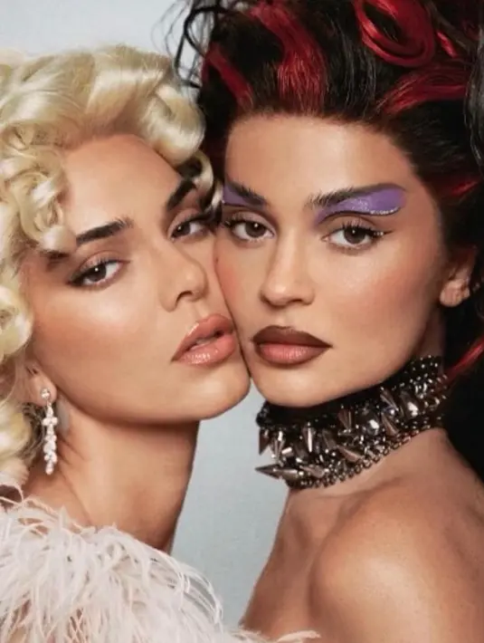 Untuk riasan wajah, Kendall tampil lebih flawless dengan lipstik nude dan riasan mata softnya. Dengan gaya rambut pendek keriting blonde. Kylie tampil lebih bold dengan lipstik kehitaman dan eyeshadow ungu.  [@kyliejanner]