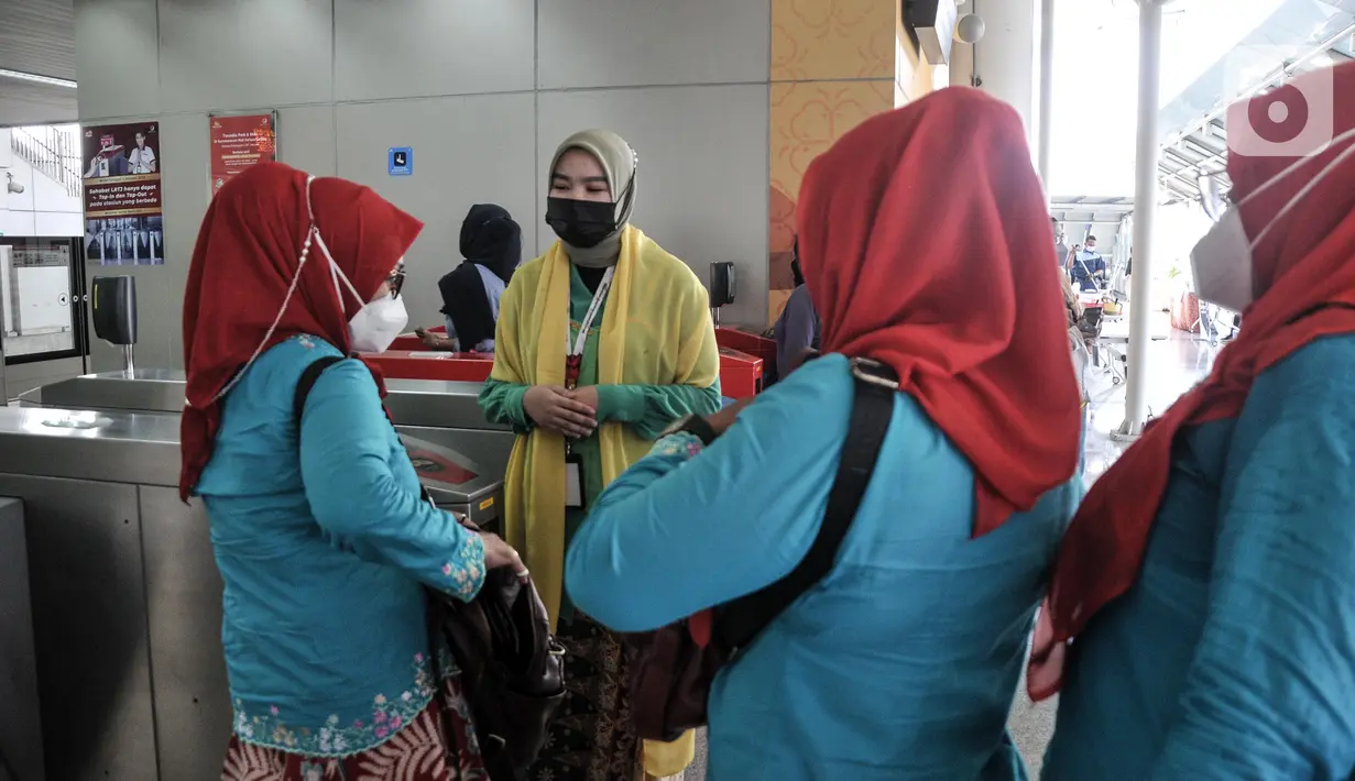 Petugas mengenakan baju adat Betawi saat melayani penumpang LRT Jakarta di Stasiun Boulevard Utara, Rabu (22/6/2022). Layanan gratis tarif angkutan umum seperti Transjakarta, MRT, LRT dalam rangka merayakan HUT ke-495 DKI Jakarta disambut antusias oleh warga yang ingin menikmatinya bersama keluarga. (merdeka.com/Iqbal S. Nugroho)
